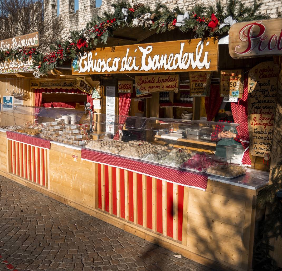 natale-a-trento-casette-73-chiosco-dei-canederli-e-angolo-dello-strudel